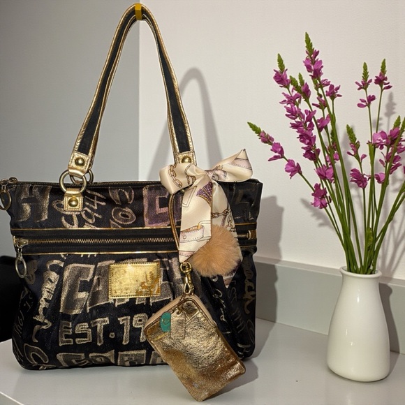 4 FER Coach Limited Edition Poppy Bag w/ Wristlet, scarf, & Pom Pom - Picture 3 of 9